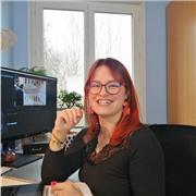 Cours d'art et de communication. Diplômée dans le domaine de l'art, de la communication et du design ans